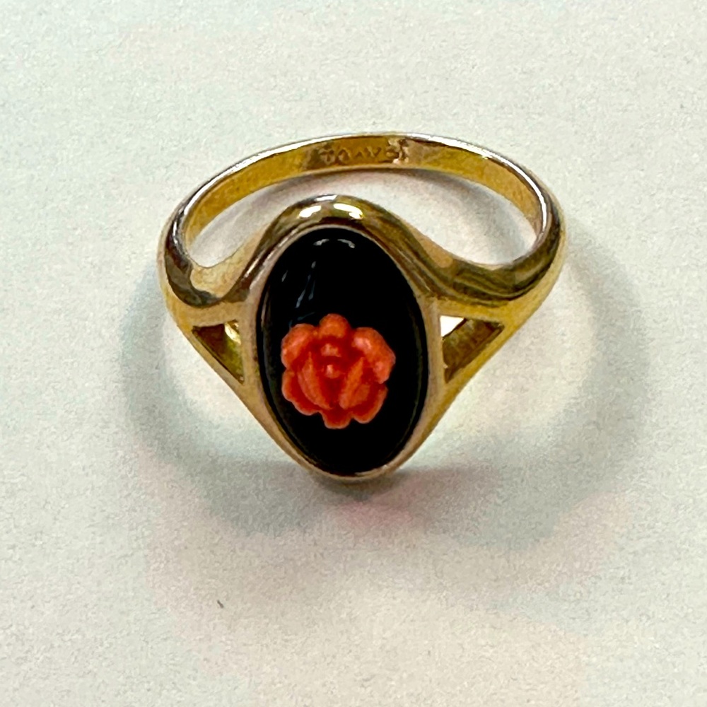 Avon Vintage Rose on Onyx Black Gold Color Ring